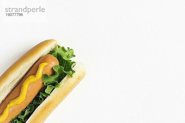 Flachgelegter Hotdog mit Copyspace