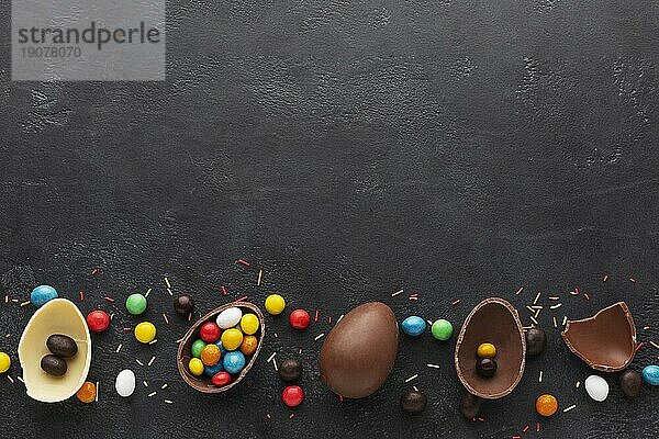 Draufsicht Schokoladenostereier gefüllt mit bunten Süßigkeiten