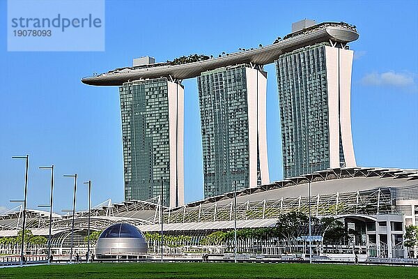 Singapur  25. Februar 2020. Berühmtes Touristenziel  Marina Bay Sands und Shoppes Einkaufszentrum in Marina Bay  an einem sonnigen Tag. Sehenswerte Wahrzeichen des Stadtstaates  klarer blauer Himmel  azurblaues Wasser. Ikonische futuristische Architektur und Symbole  Asien