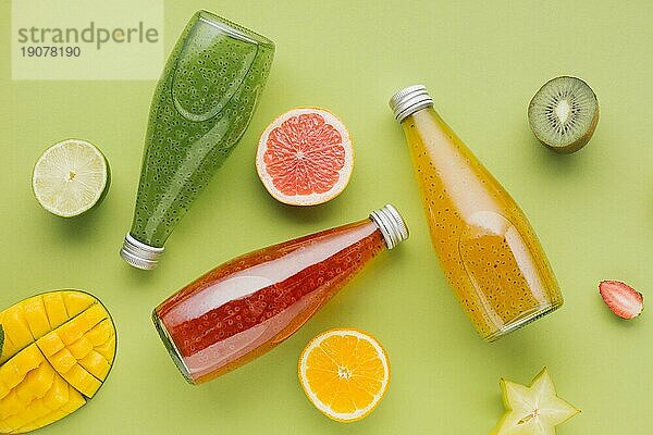 Bunte Saftflaschen Fruchtscheiben