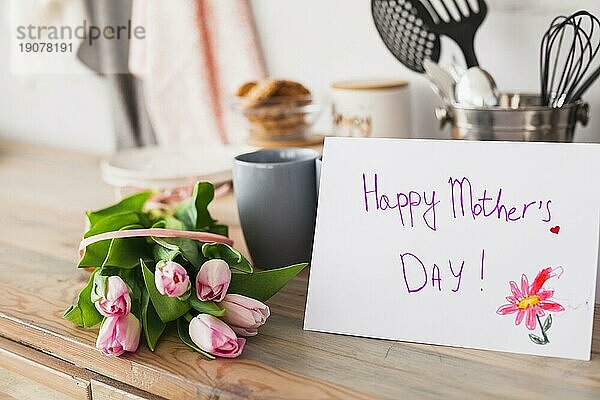 Glückliche Mütter Tag Inschrift mit Tulpen Tabelle
