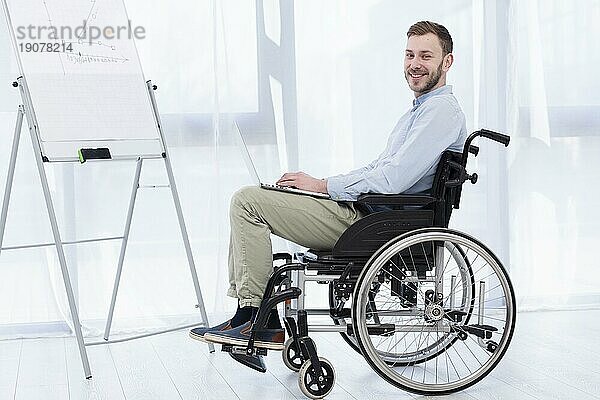 Seitenansicht Mann Rollstuhl