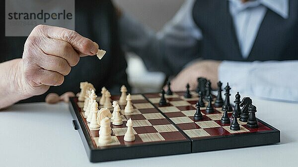 Nahaufnahme ältere Menschen spielen Schach