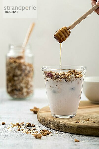 Vorderansicht Joghurt mit Granola Honig