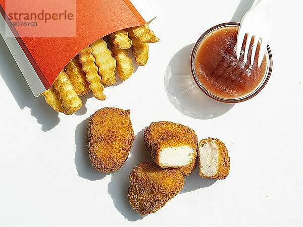 Draufsicht Pommes frites mit Ketchup Nuggets