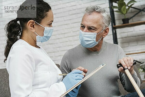 Arzt stellt medizinische Behandlung vor