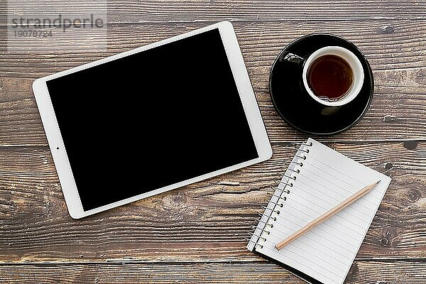 Overhead Ansicht digitale Tablette Kaffeetasse Spirale Notebook mit Bleistift hölzernen strukturierten Tisch