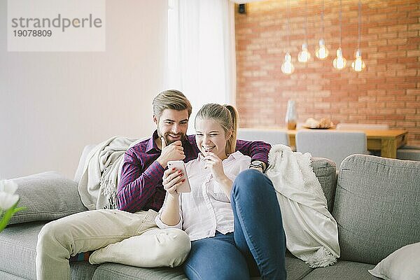 Lächelndes Paar mit Smartphone