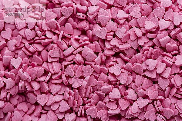Draufsicht herzförmige rosa Bonbons
