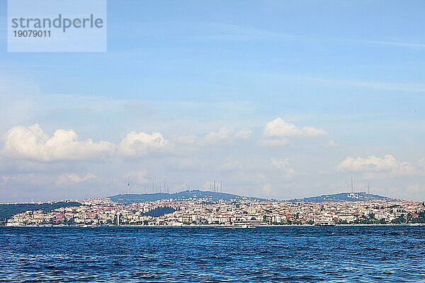 Skyline der Stadt Istanbul  Beginn der Bosporusstraße und Ende des Marmarameeres  Blick auf den Stadtteil Uskudar (asiatische Seite) in der Türkei  Komposition mit Kopierraum