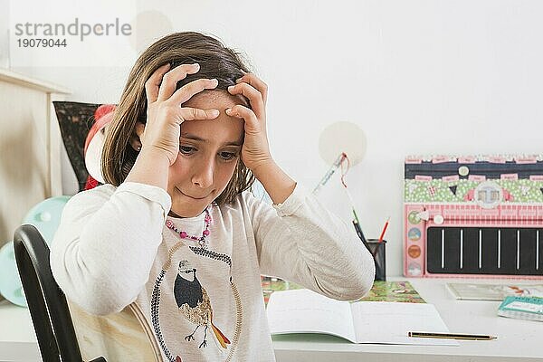 Frustriertes Mädchen bei den Hausaufgaben