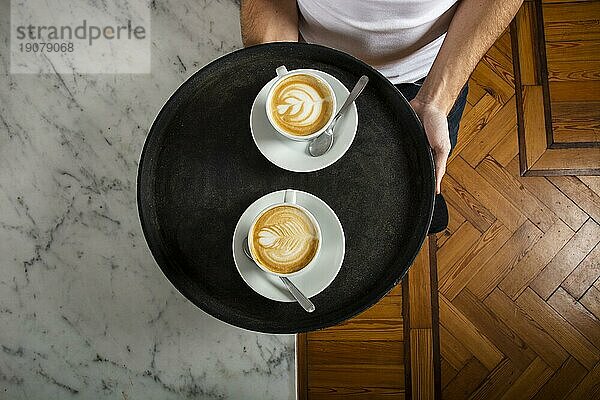 Zwei Tassen Kaffee mit Latte Art Tablett