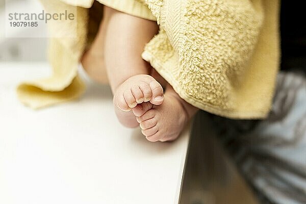 Close up Baby Beine mit gelben Handtuch