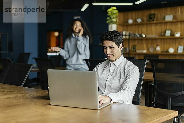 Mann arbeitet am Laptopschreibtisch