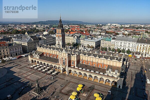 Stadt Krakau in Polen  Hauptplatz in der Altstadt  Luftaufnahme  Tuchhalle (Sukiennice) im Zentrum