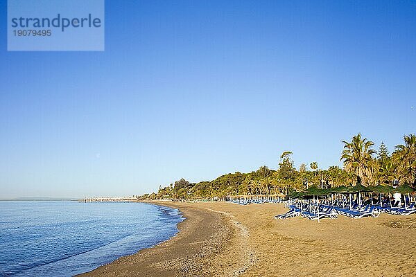 Leerer Strand an der Costa del Sol im Ferienort Marbella  Andalusien  Spanien  Europa