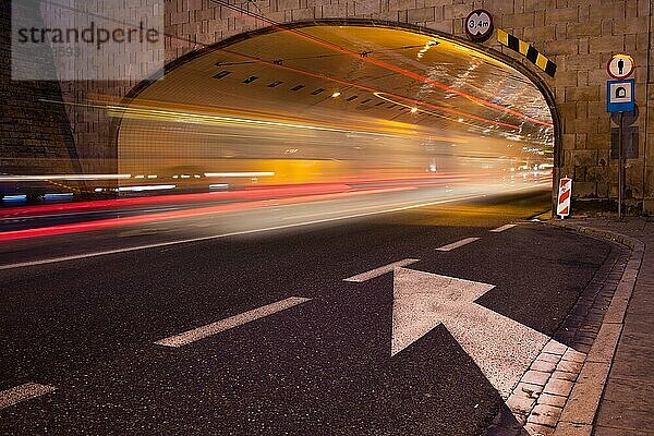 Nächtliche Ampelspuren auf einer Straße unter einem Tunnel im Stadtzentrum von Warschau  Polen  Europa