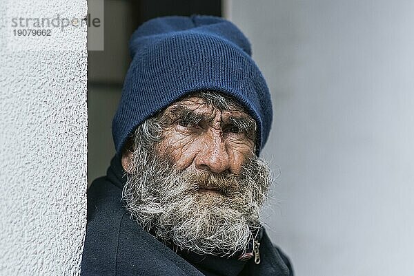 Vorderansicht Obdachloser bärtiger Mann