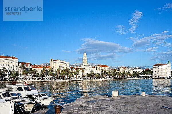 Stadt Split Uferpromenade am Adriatischen Meer Bucht in Kroatien  Dalmatien Region  Zusammensetzung mit copyspace