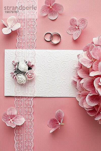 Luxus Hochzeit Konzept rosa Blumen Eheringe