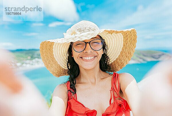 Schönes Touristenmädchen macht ein Selfie am Strand. Glückliches Touristenmädchen  das ein Selfie am Strand von San Juan del Sur macht