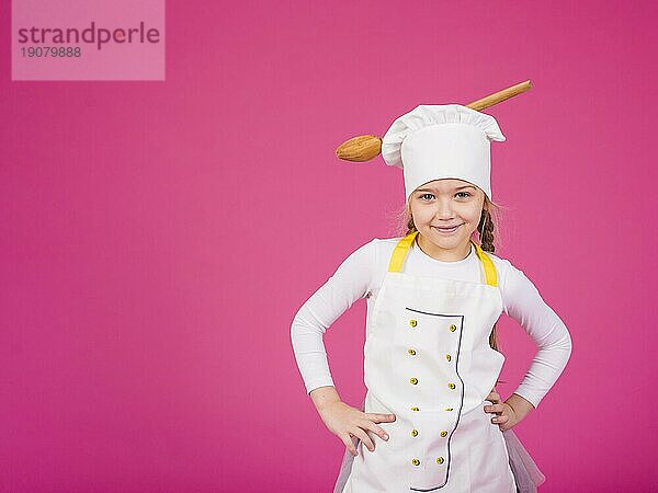 Nettes Mädchen Koch stehend mit Schöpfkelle Köche Hut