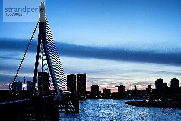 Silhouette der Skyline von Rotterdam in der Abenddämmerung in den Niederlanden  Provinz Südholland