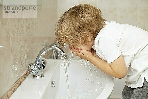 Seitenansicht Junge wäscht sein Gesicht