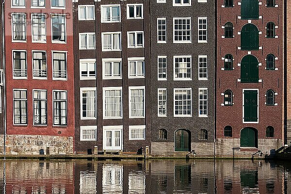 Traditionelle  altniederländische Reihenhäuser an der Gracht in Amsterdam  Niederlande  Europa