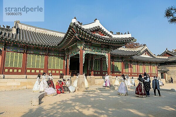 Junge Frauen in traditionellen Hanbok-Kleidern posieren und fotografieren  Huijeongdang Hall  Changdeokgung Palace  Jongno-gu  Seoul