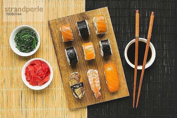 Draufsicht bunte Sushi Platten