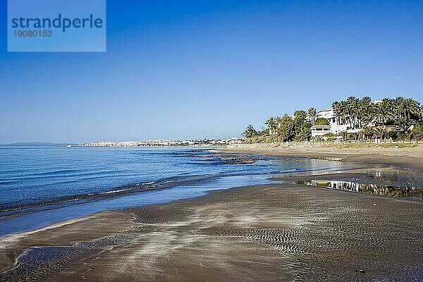 Ruhiger  leerer Strand in Marbella  Ferienort an der Costa del Sol in Spanien