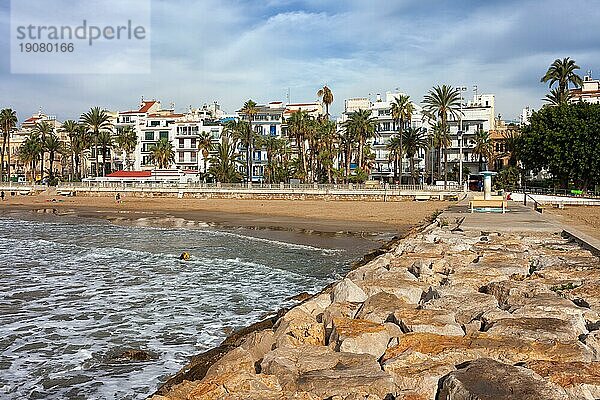 Spanien  Katalonien  Sitges  Küstenstadt am Mittelmeer  Strand und Silhouette von einer Anlegestelle aus  Europa