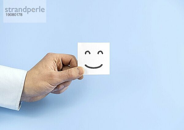 Arrangement mit Smiley Emoji Karte in der Draufsicht