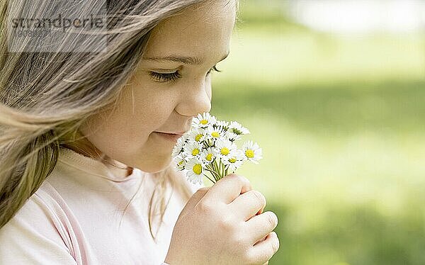 Close up Mädchen riechen Blumenstrauß Feld Blumen