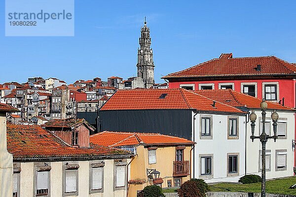 Die Stadt Porto in Portugal  in der Mitte der Turm der Clerigos Kirche