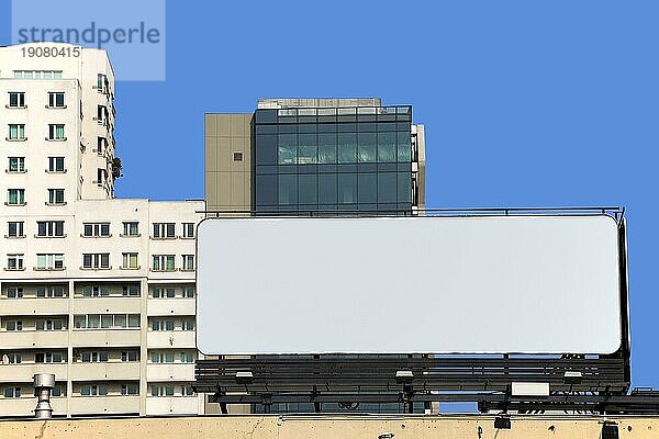 Große leere Werbetafel auf dem Dach eines Gebäudes
