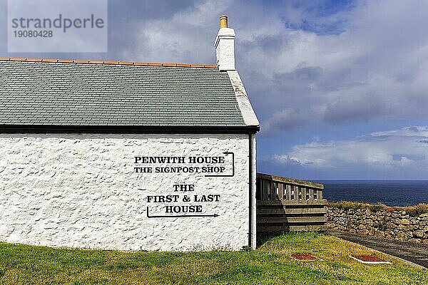 Haus mit Schild  Das erste und letzte Haus  Lands End  Penzance  Halbinsel Penwith  Cornwall  England  Großbritannien  Europa