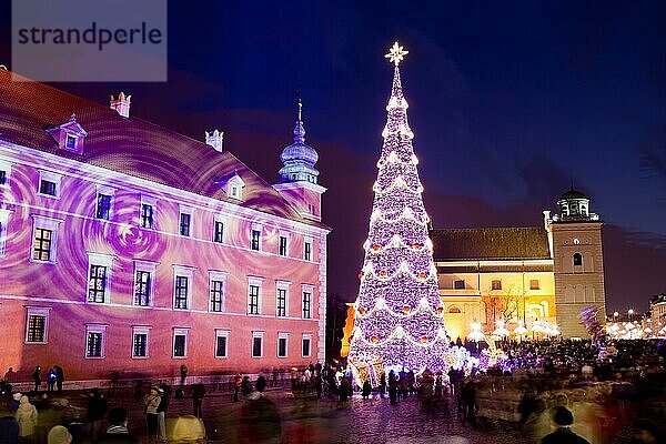 Weihnachtsbaum auf dem Schlossplatz in der Altstadt von Warschau in Polen  nachts beleuchtet