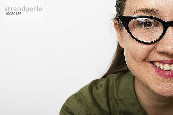 Lächelnde junge Frau mit Brille