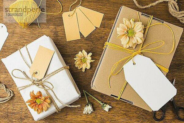 Wrapped Geschenk mit Tag gebunden Schnur schöne Blume Holzoberfläche