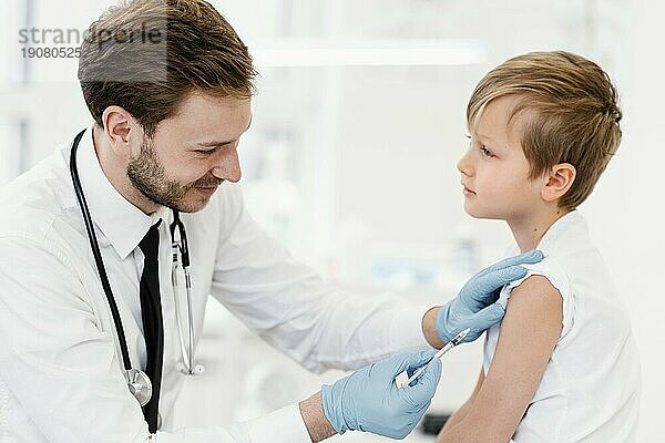 Medium shot Kind wird geimpft