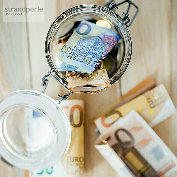 Draufsicht Eurobanknoten offenes Glasgefäß