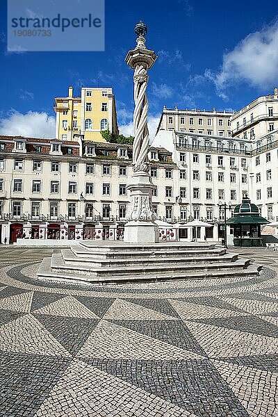 Stadtplatz (portugiesisch: Praca do Municipio) mit einer Säule aus dem 18. Jahrhundert  genannt Pelourinho (Pranger)  in Lissabon  Portugal  Europa