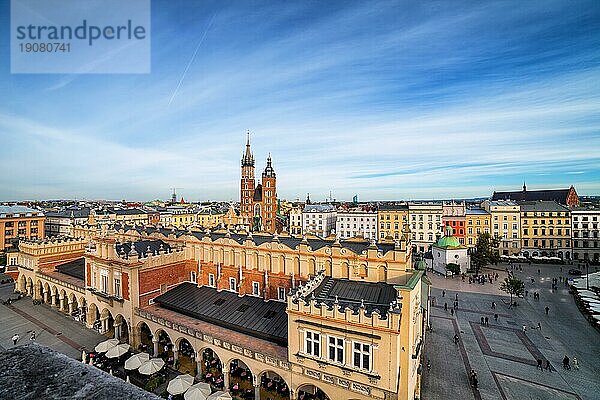 Krakauer Stadtsilhouette in Polen  Hauptplatz in der Altstadt mit Tuchhalle (Sukiennice) in der Mitte