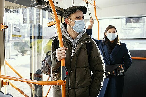 Menschen in öffentlichen Verkehrsmitteln mit Maske 2