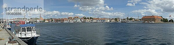 Panoramaaufnahme  Boote  Hafen  Schloss  Sønderborg  Syddanmark  Dänemark  Europa