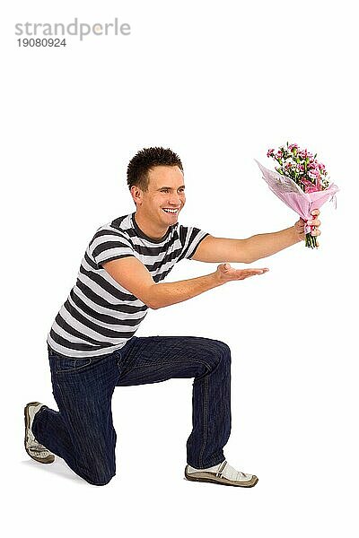 Hübscher junger Mann  der einen Strauß Nelkenblüten zum Valentinstag überreicht  vor weißem Hintergrund