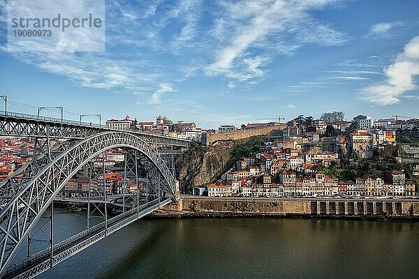 Stadt Porto (Oporto) in Portugal  Dom Luiz I Brücke über den Fluss Douro  Stadtbild  historisches Zentrum