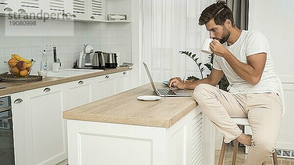 Erwachsener Männchen  der gelegentlich von zu Hause aus arbeitet